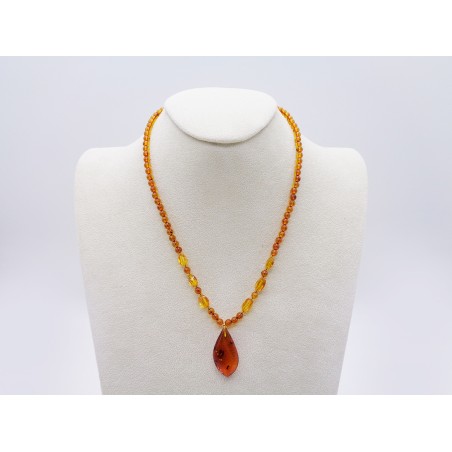 COLLANA CON PENDENTE IN AMBRA