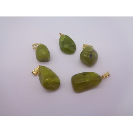 0564GT016 31  CIONDOLO GIADA NATURALE